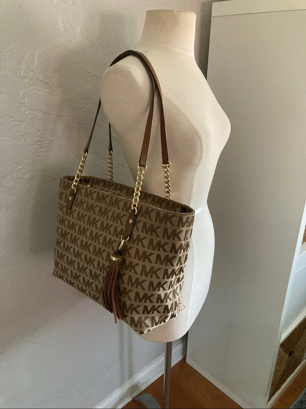 Michael Kors Jet Set EW Tassel Chain Tote